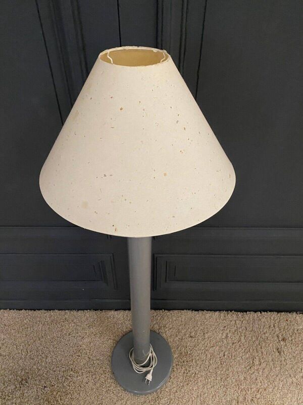 Lampadaire en bois 1980 fût central patine grise