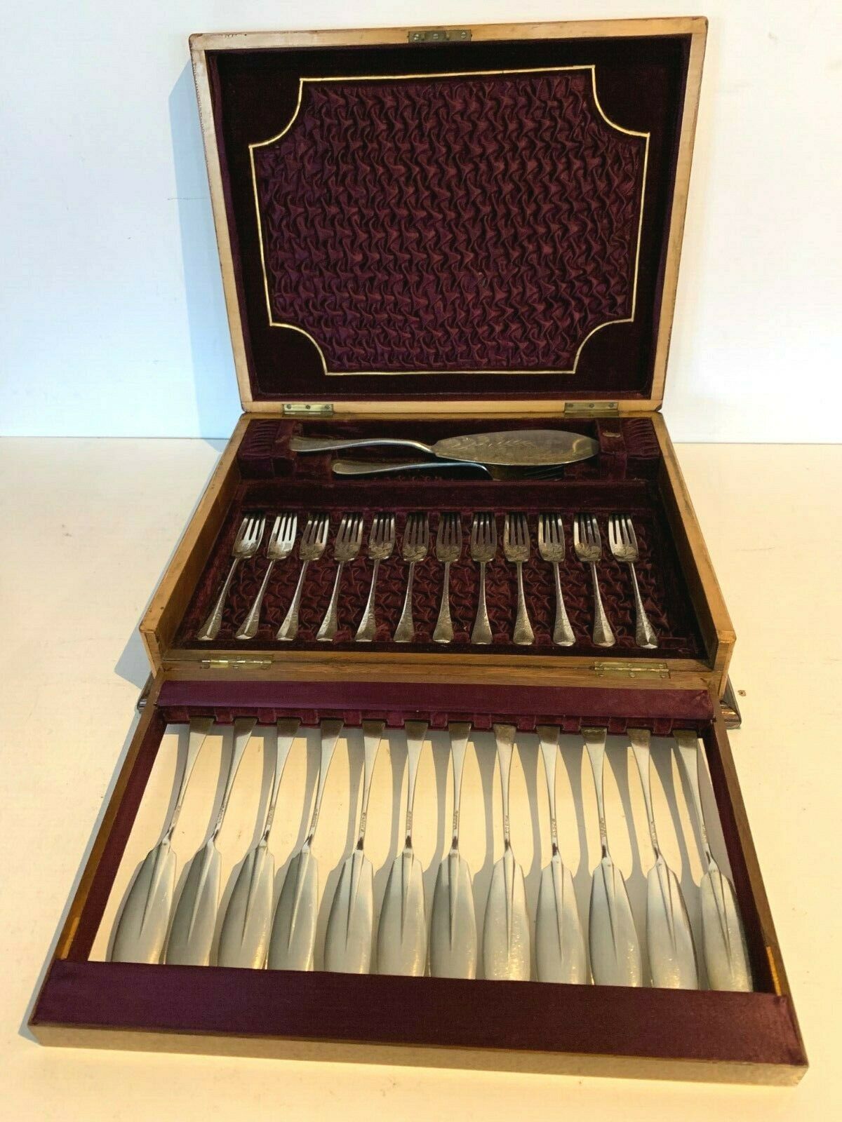 Fish service wooden blond mahogany box