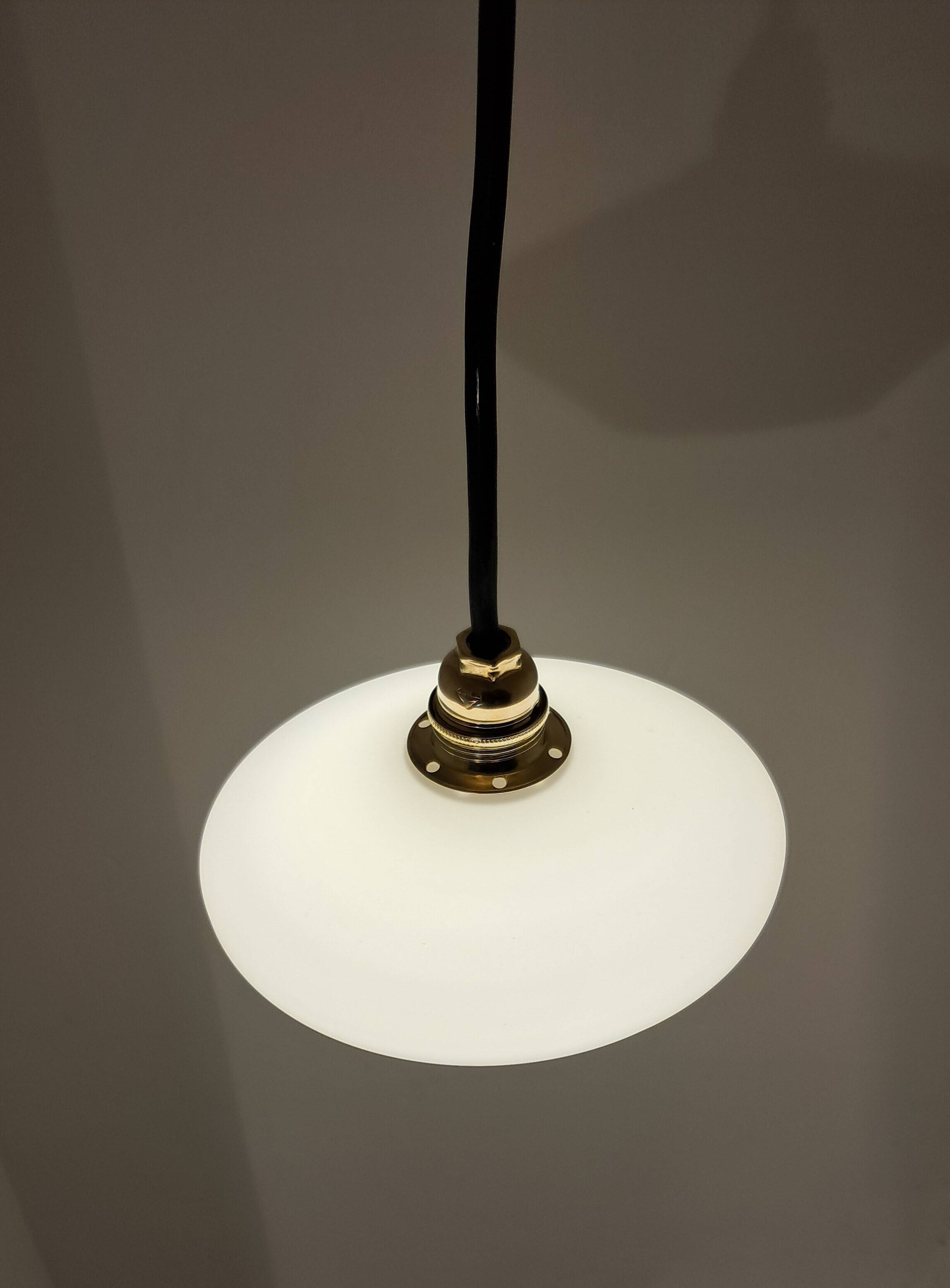 Adjustable suspension in white opaline