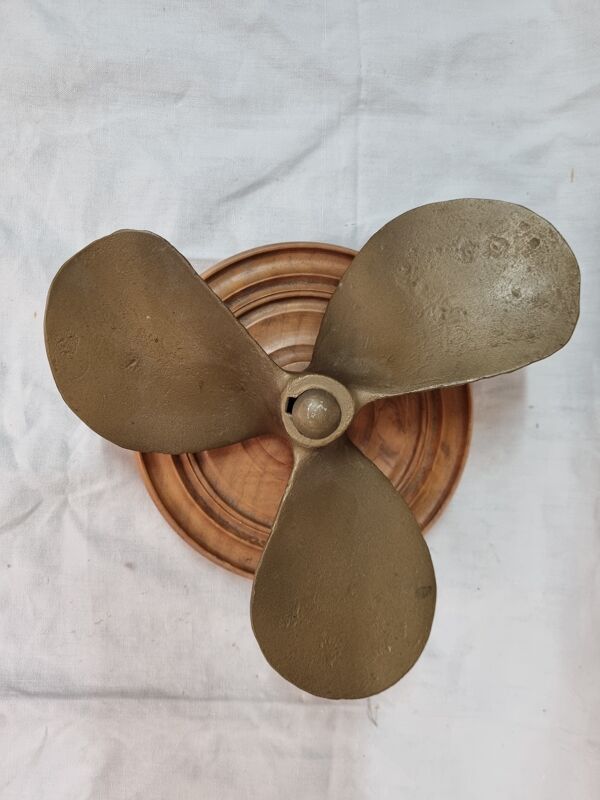 Hélice de bateau en bronze sur bois