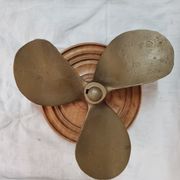 Hélice de bateau en bronze sur bois