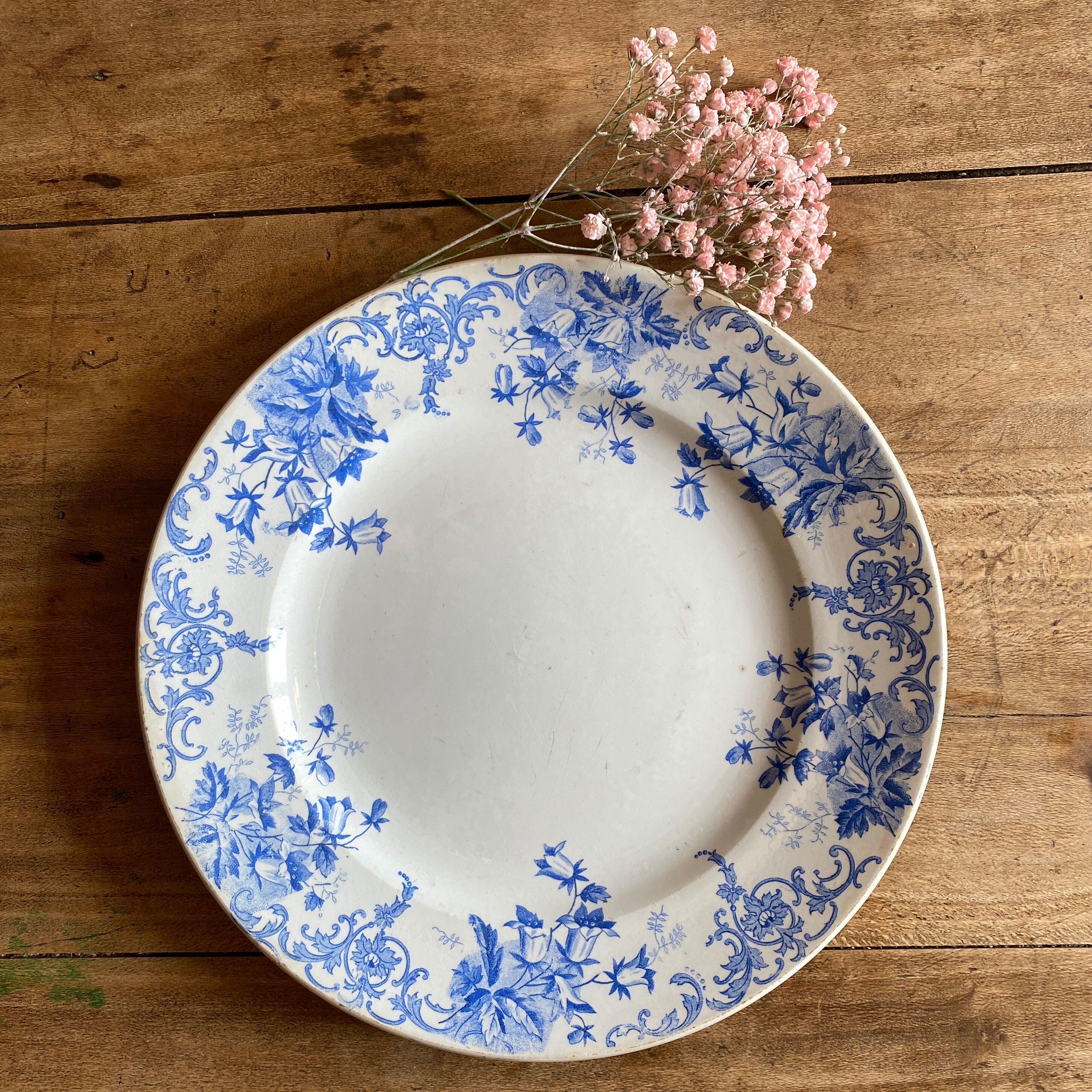 Vintage round dish in iron earth