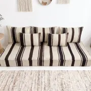 Coussin de sol en kilim rayé marron – laine tissée à la main, base crème
