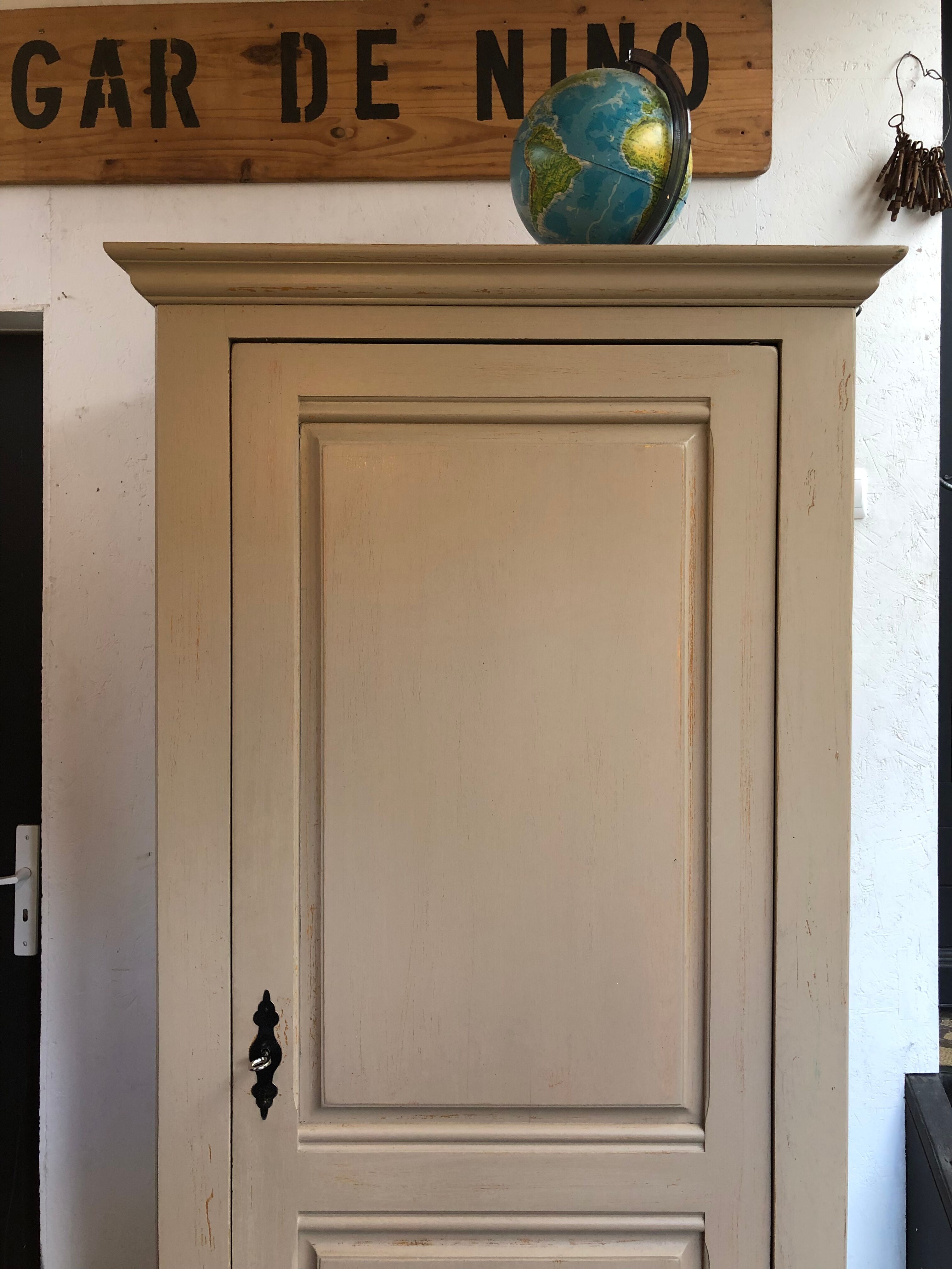 Wardrobe / hosiery maker