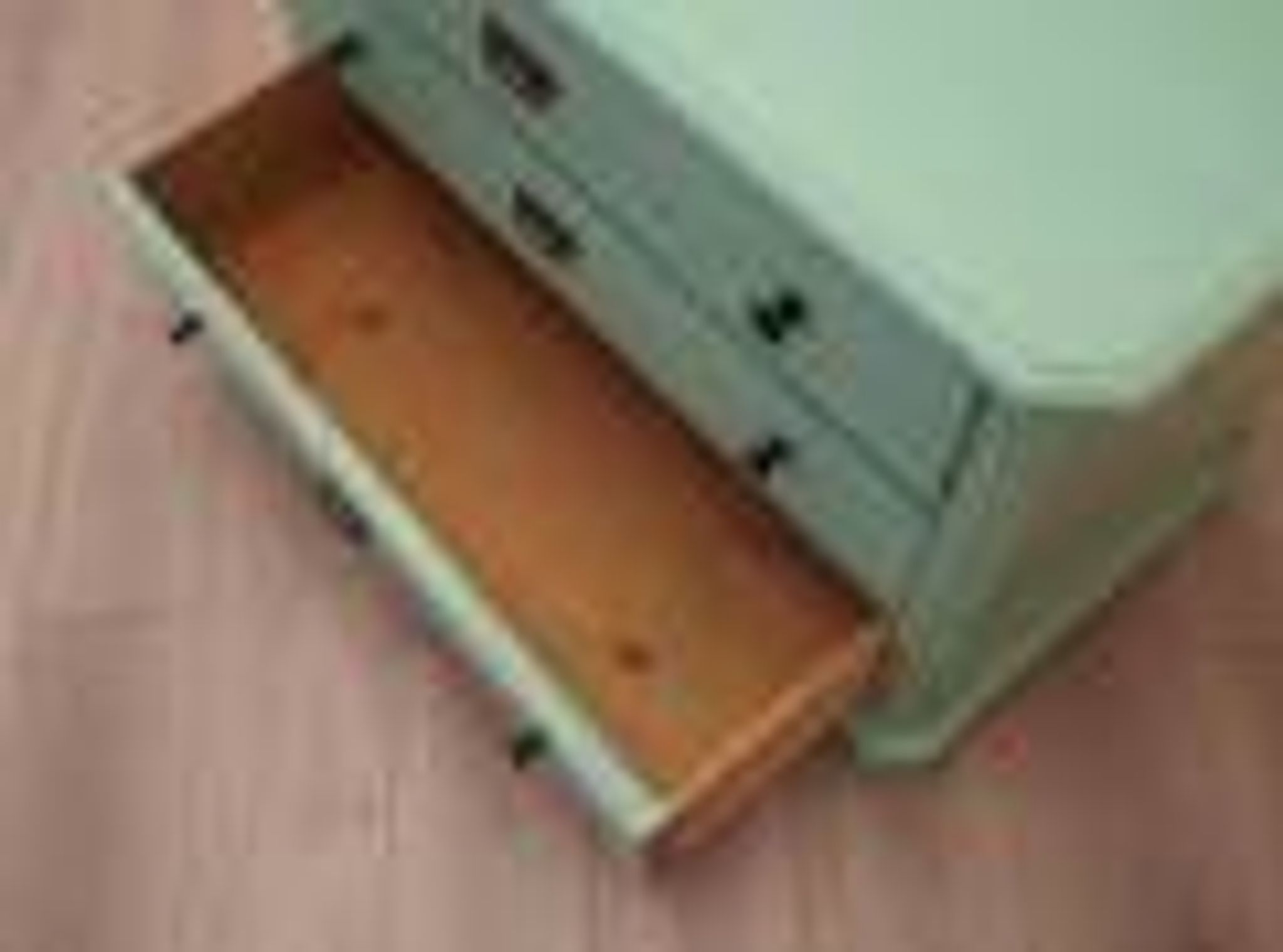 Commode en pin massif peinte en vert, trois tiroirs, Danemark années 1950.