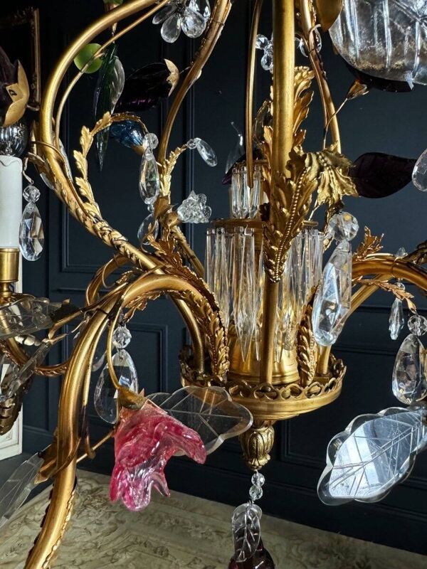 Lustre pagode de la Maison Baguès en bronze doré à décor de fleurs et de fruits en verre - XXe