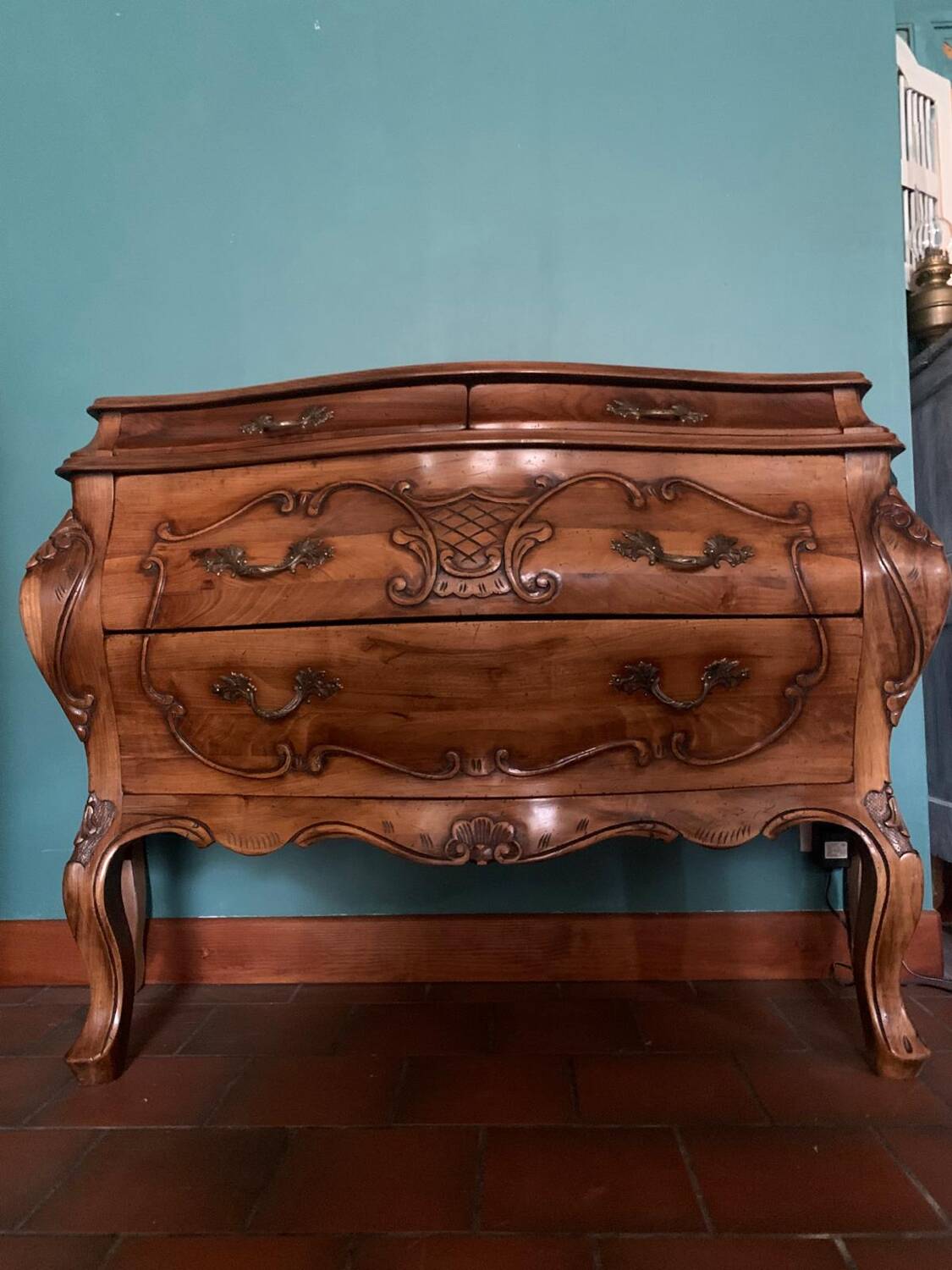 Walnut tomb chest of drawers