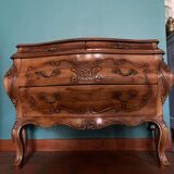 Walnut tomb chest of drawers