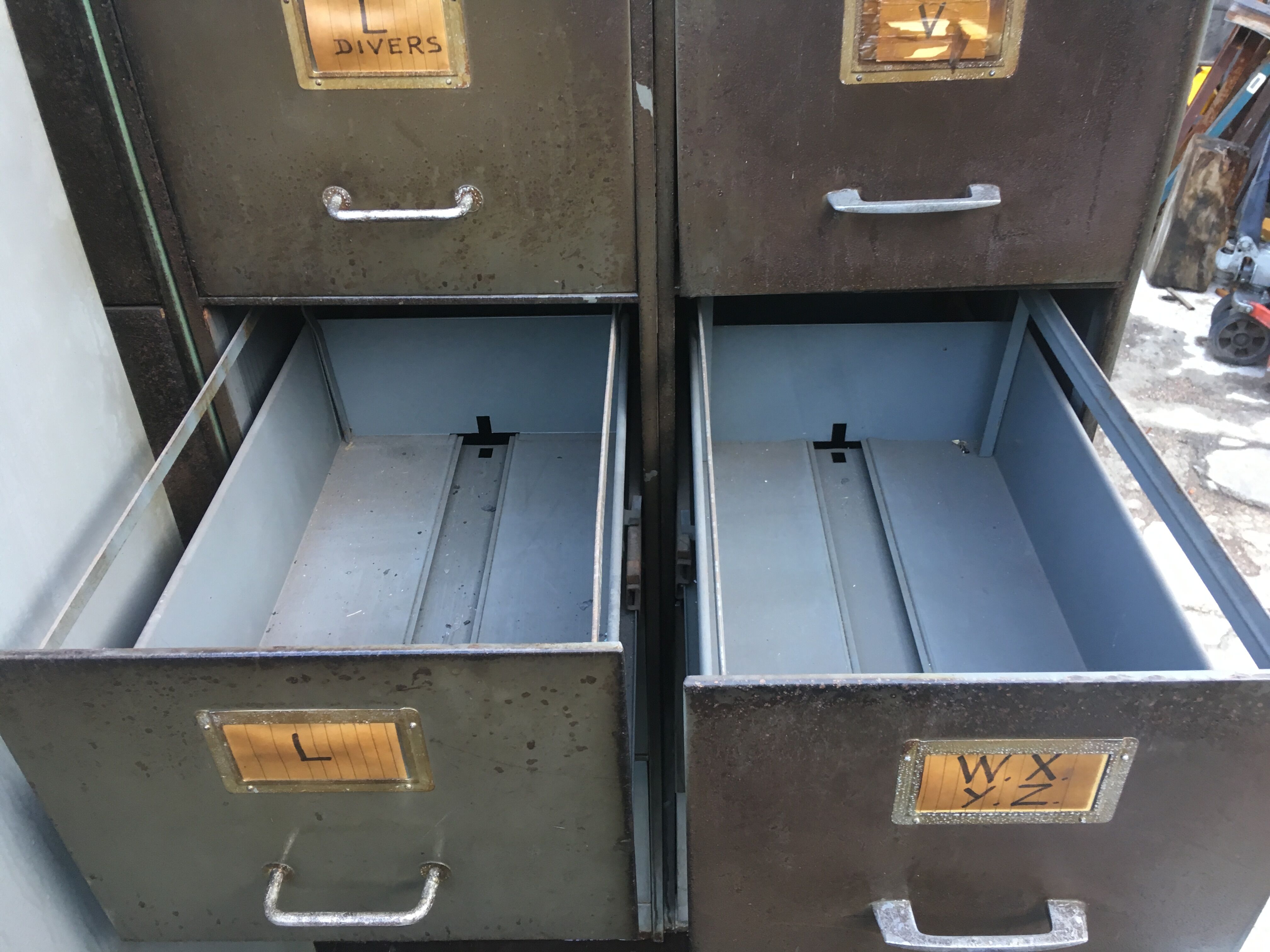 Ronéo metal industrial drawer cabinet for hanging backs