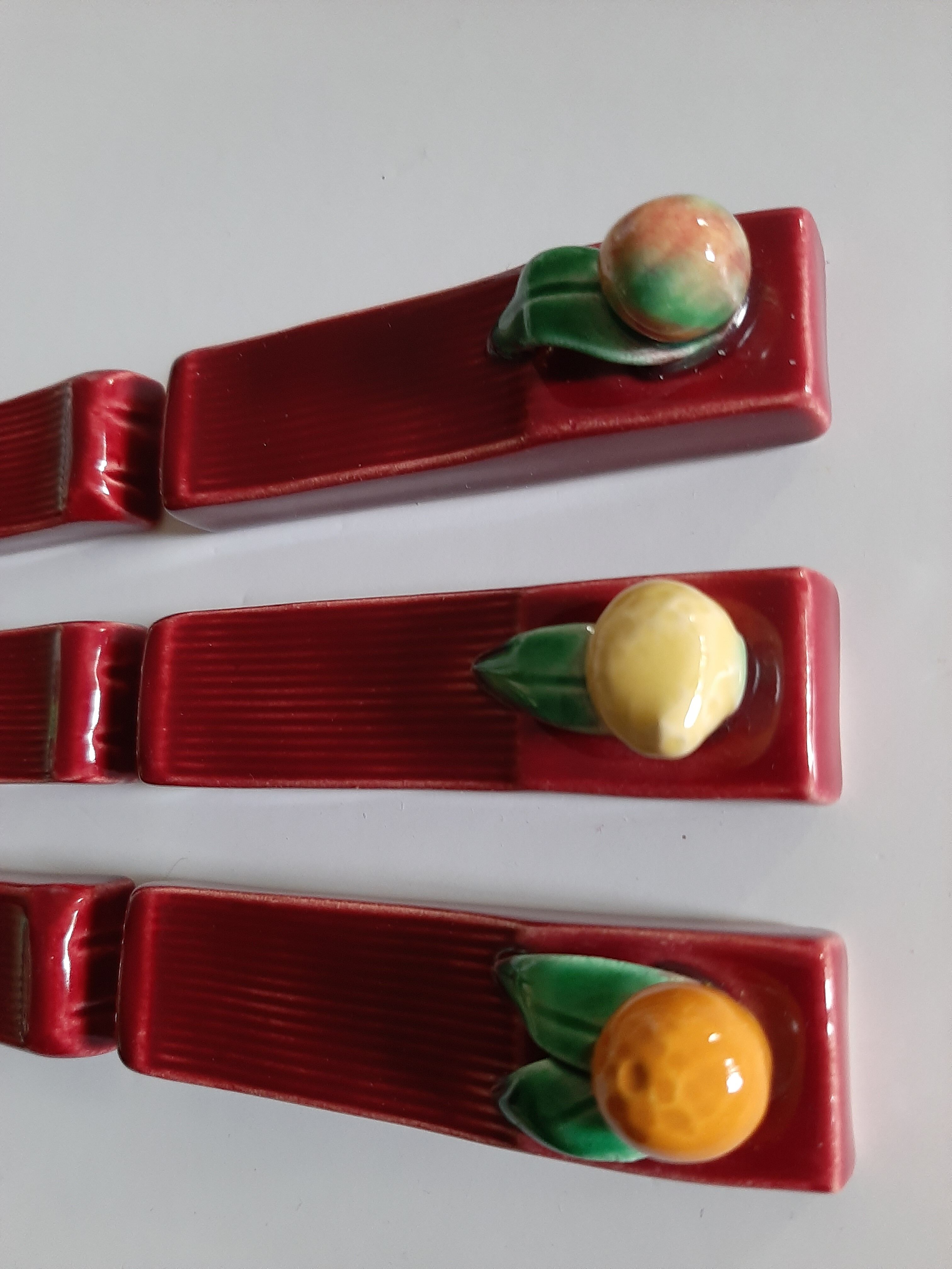 Suite de 6 porte-couteaux barbotine fruits
