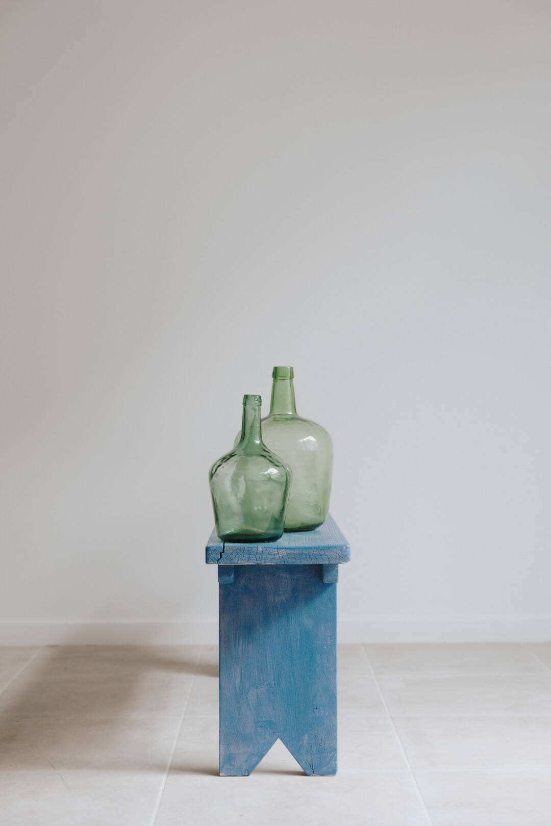 Bench in gray oak with blue hues