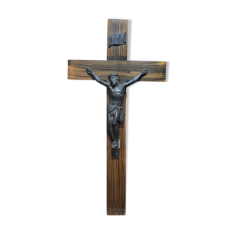 Crucifix en bois et en métal