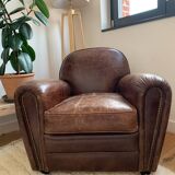 Lot de 2 fauteuils club en cuir accoudoirs ronds et cloutés