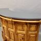 Comptoir de bar vintage avec ses 3 tabourets