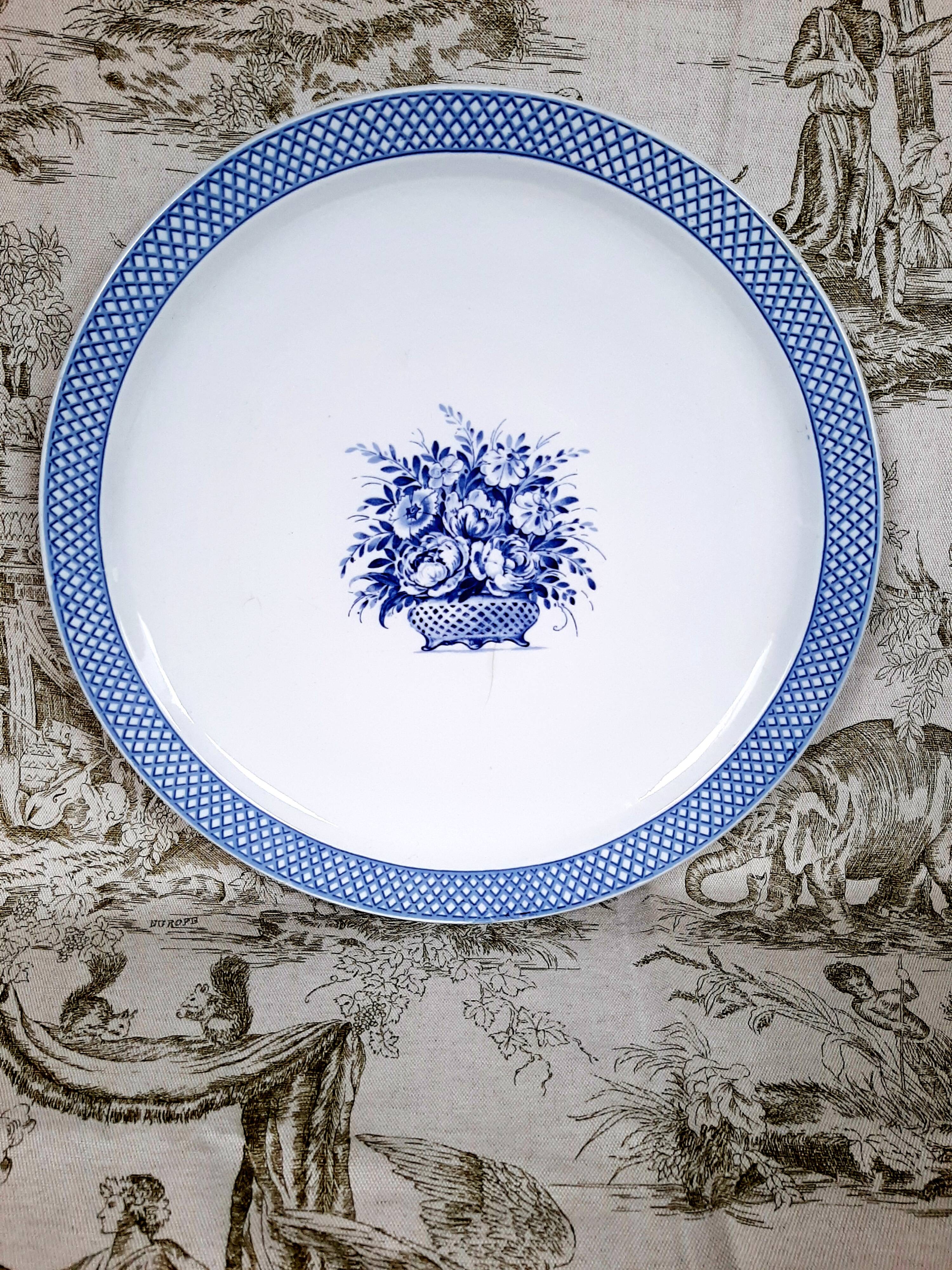Antique serving dish in Sarreguemines earthenware with old Delft blue decoration.