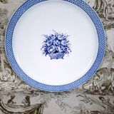 Antique serving dish in Sarreguemines earthenware with old Delft blue decoration.