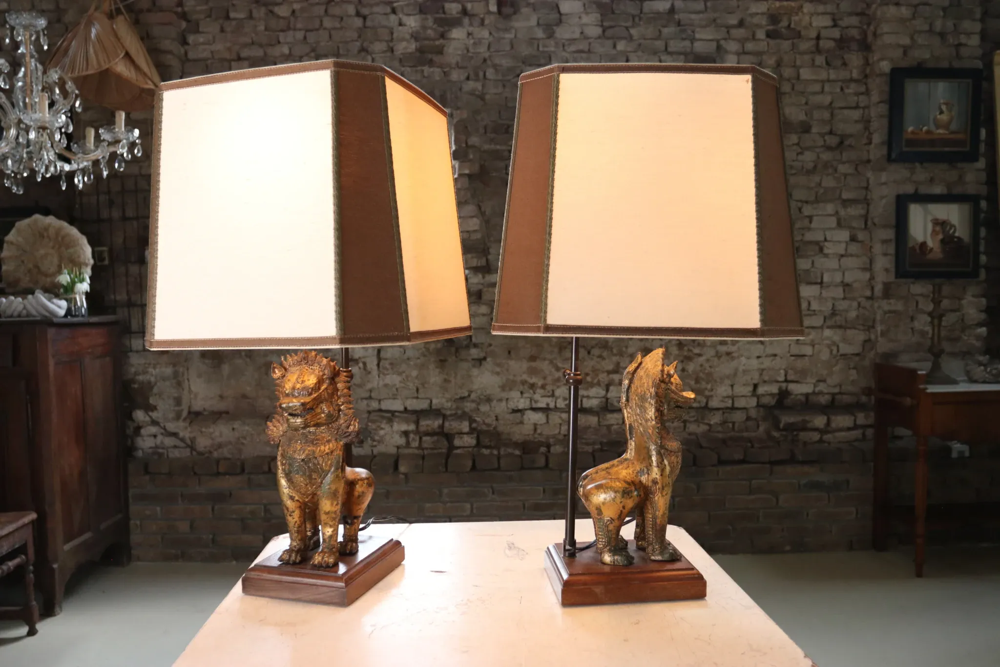 Pair of table lamps with gilt bronze Singha lions – Thailand, 1970s