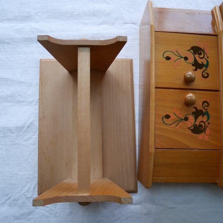 Buffet et table en bois pour poupée