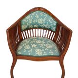 Elegante Poltrona da Camera in Ciliegio Intarsiato