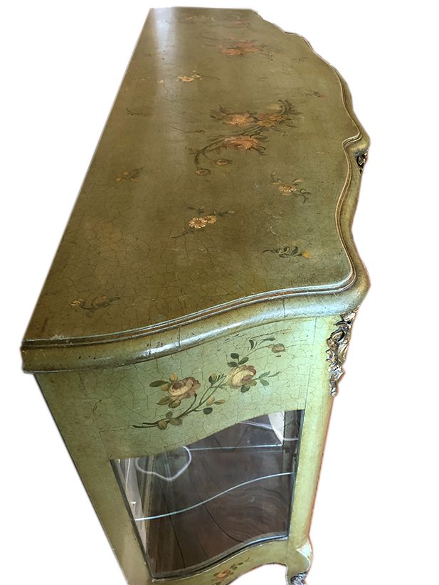 An eventful Venetian-style line, green laqué wood decorated with flowers