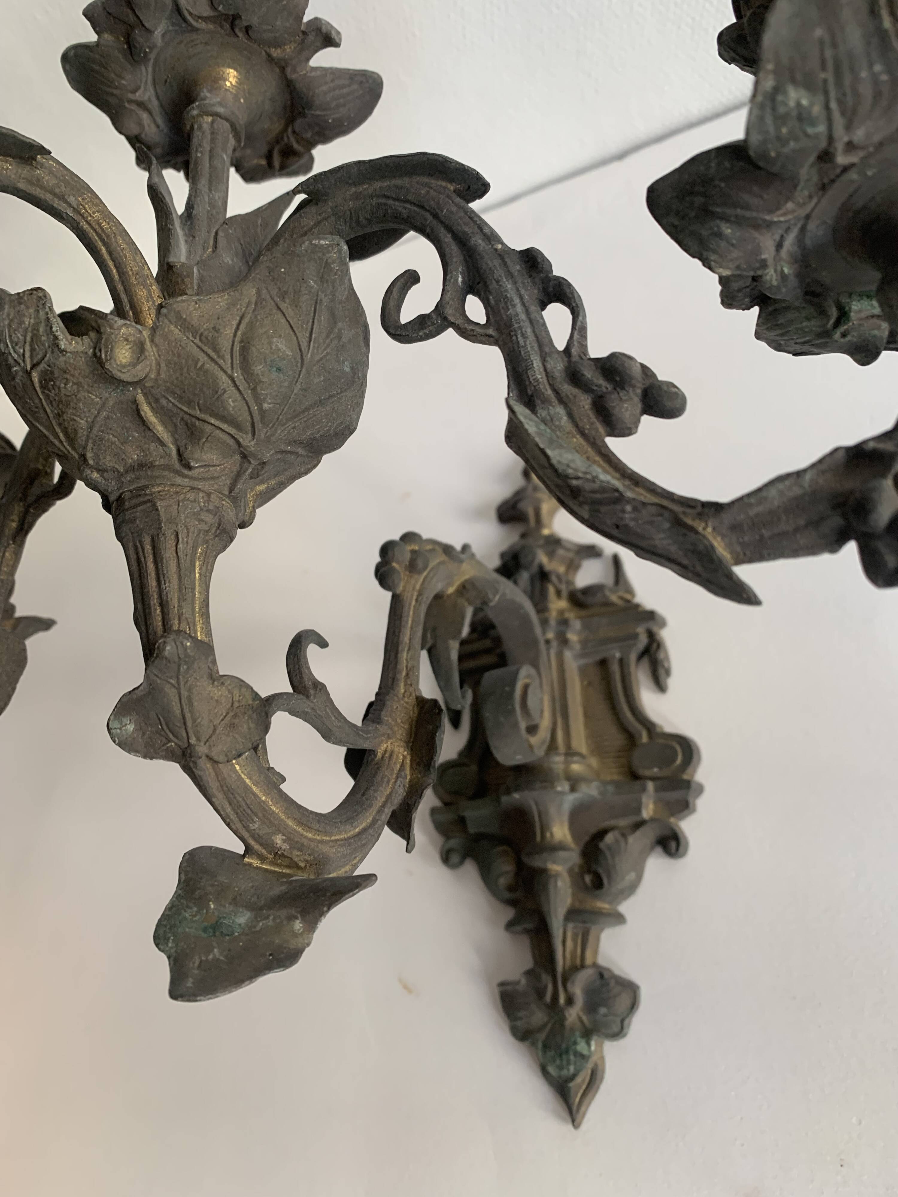 Antique patinated bronze wall sconce – 4 light arms, 19th century