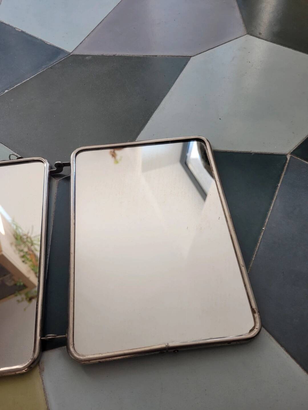 Barber's triptych mirror