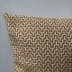 Coussin ocre motifs