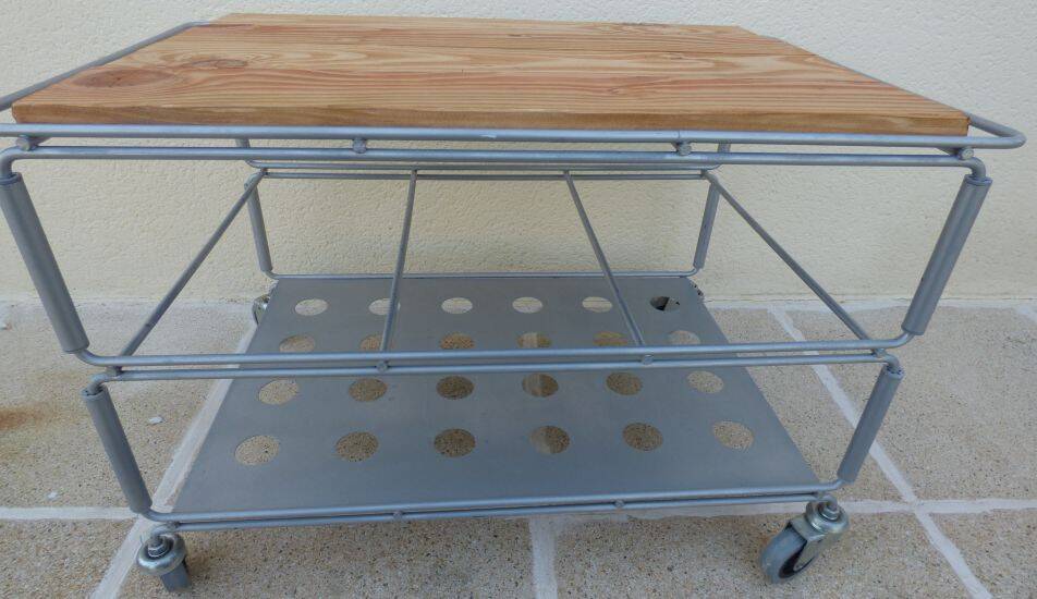 Metallic trolley with wheels, 3 levels with wooden top.