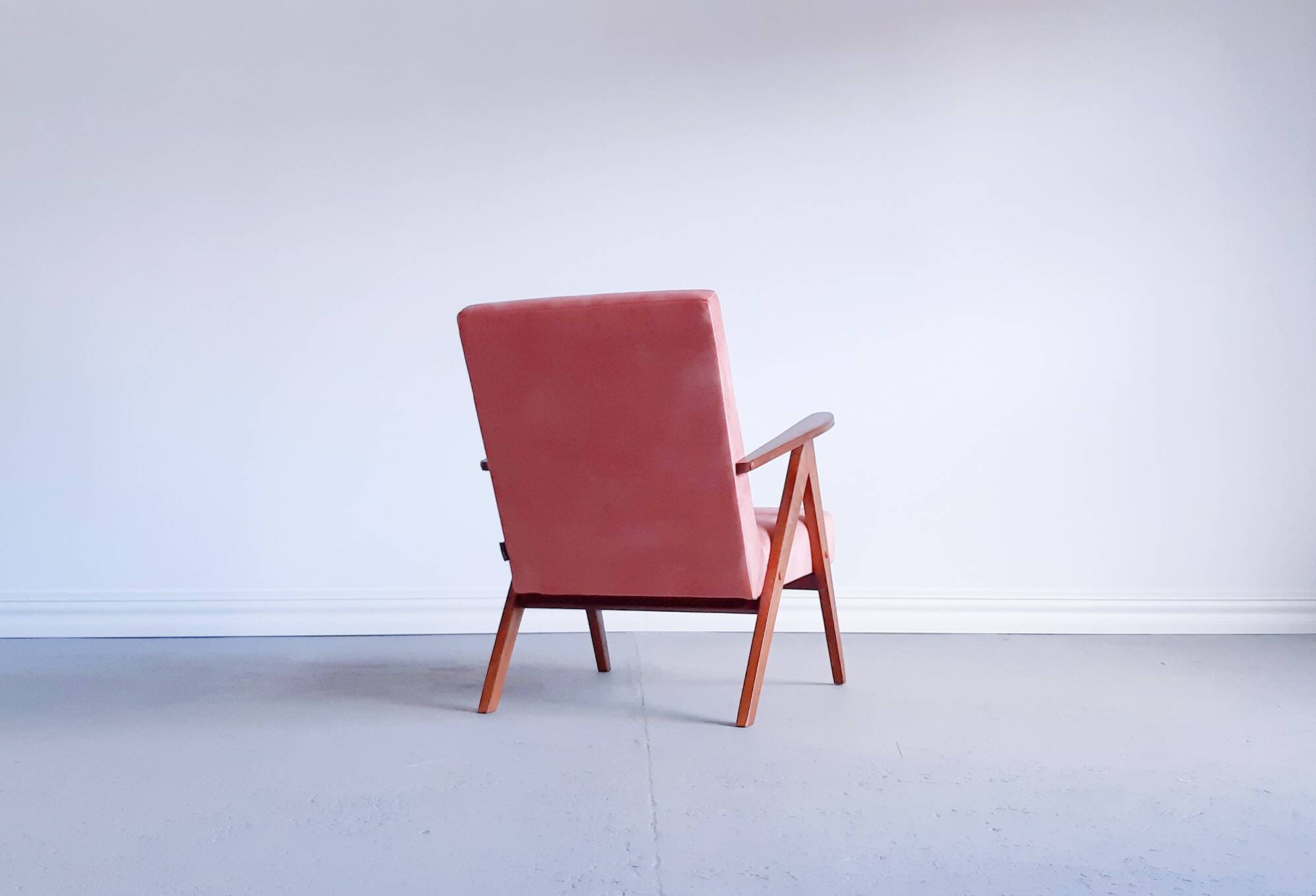 Mid Century Easy Chair Model B 310 Var in Coral Velvet