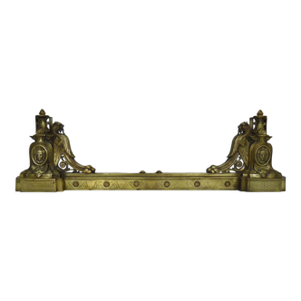 Barre de cheminée orientaliste à lions ailés stylisé en bronze doré, XIXème