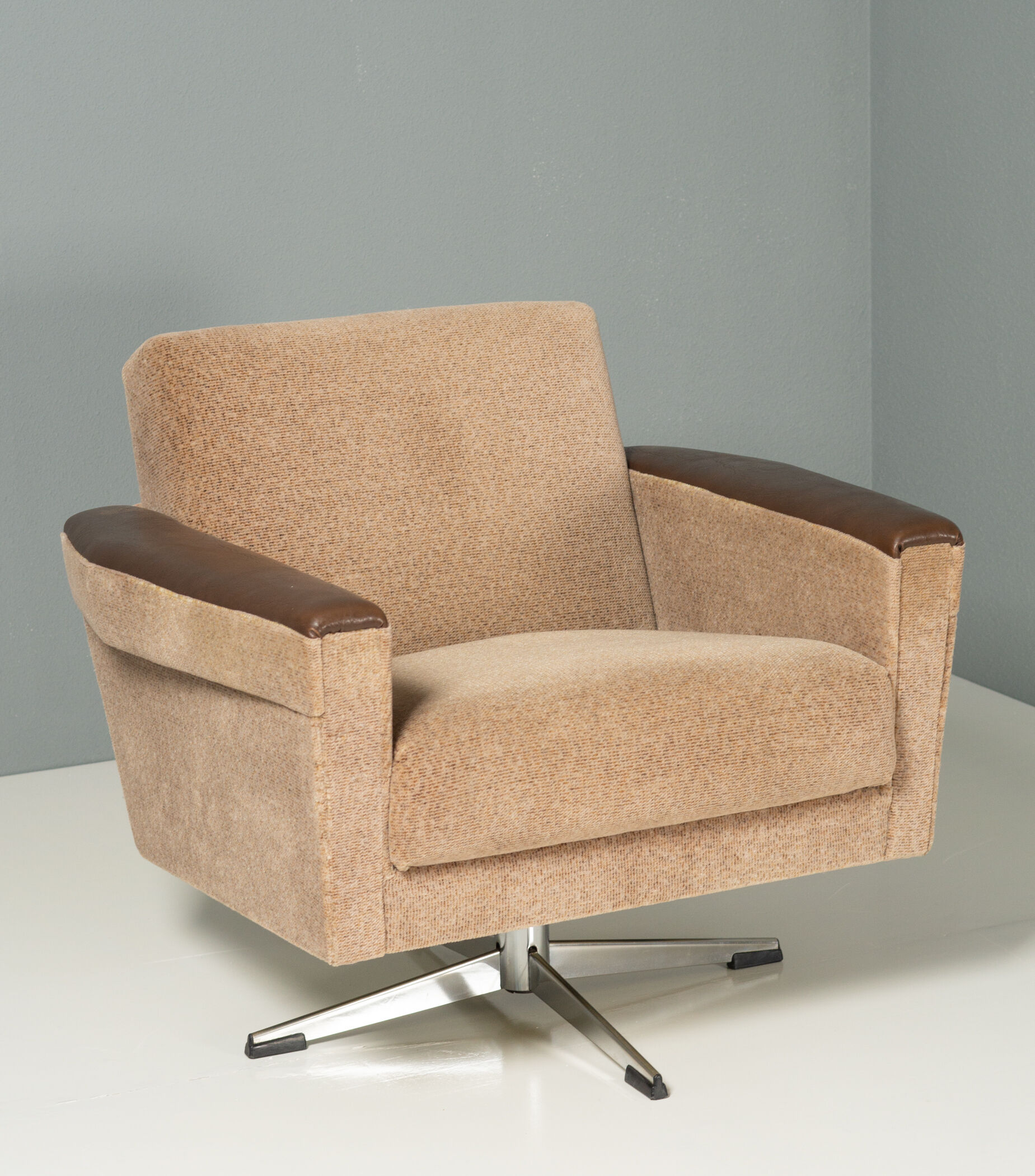 Fauteuils et canapé pivotants space age années 1970