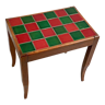 Table d’appoint en bois avec plateau en carrelage rouge et vert