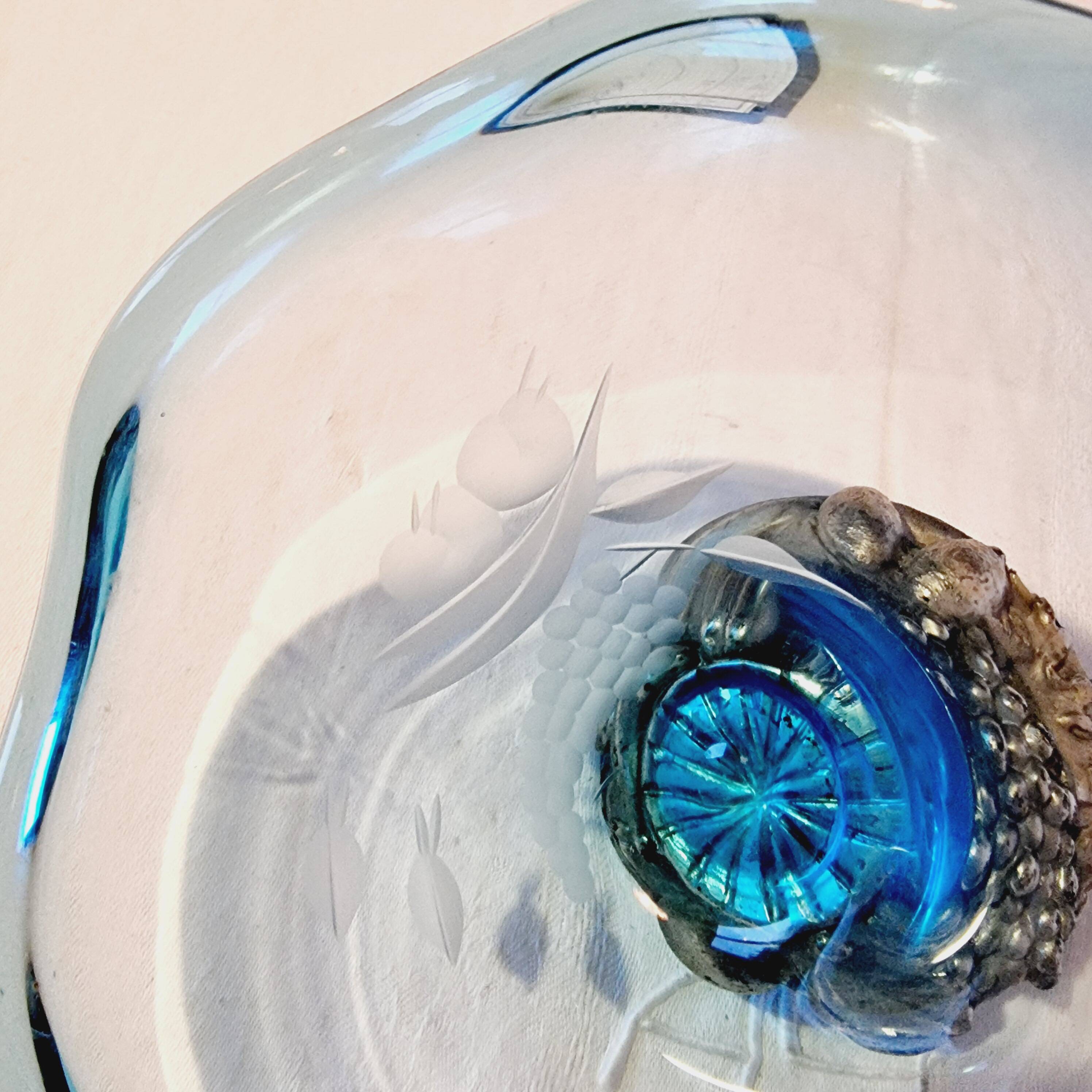 centerpiece with silkscreen and metal base