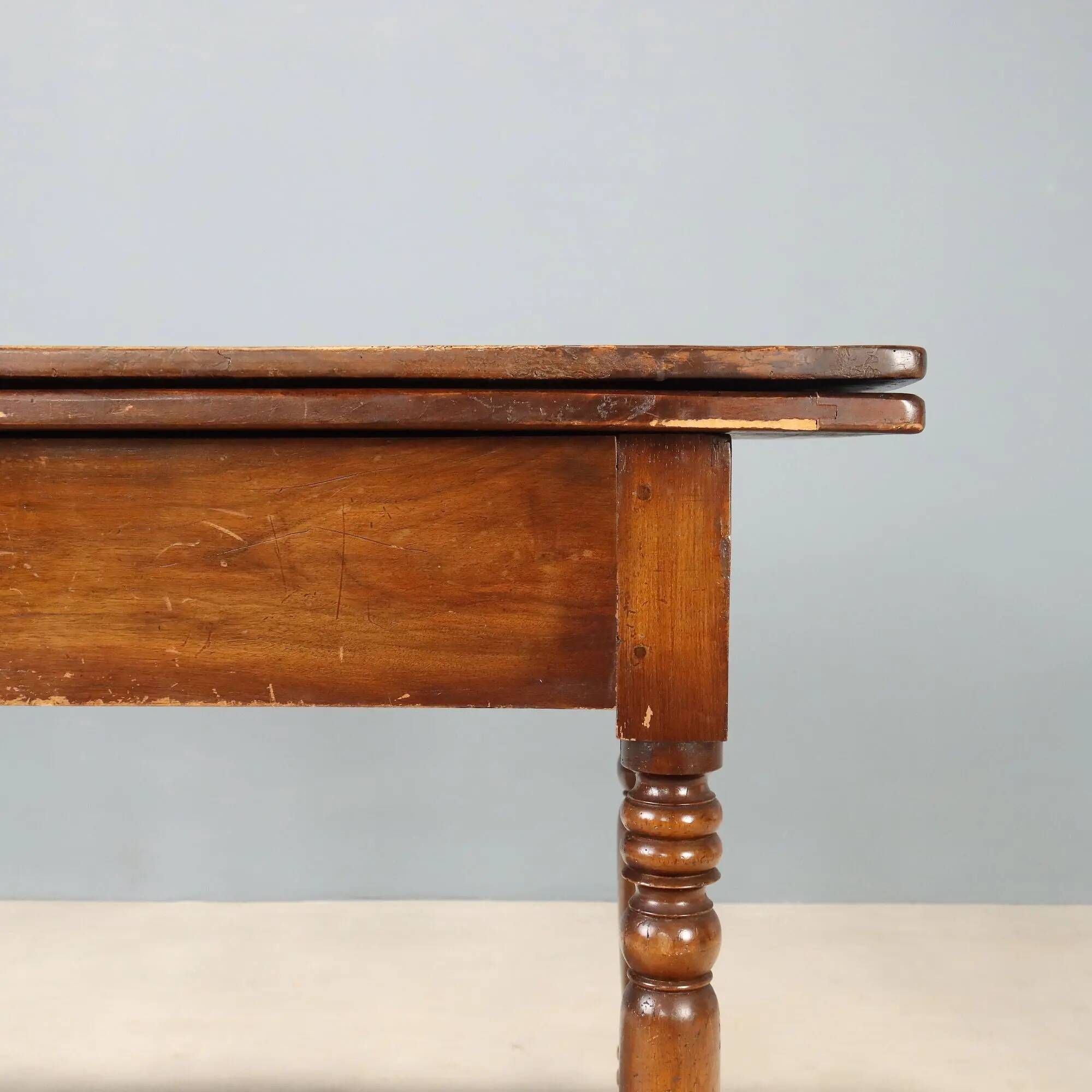 Table ancienne à plateau pivotant en noyer, Italie, XIXe siècle