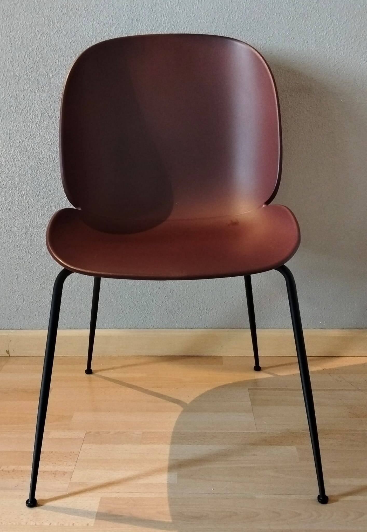 Set of 4 Beetle chairs Gubi – Burgundy