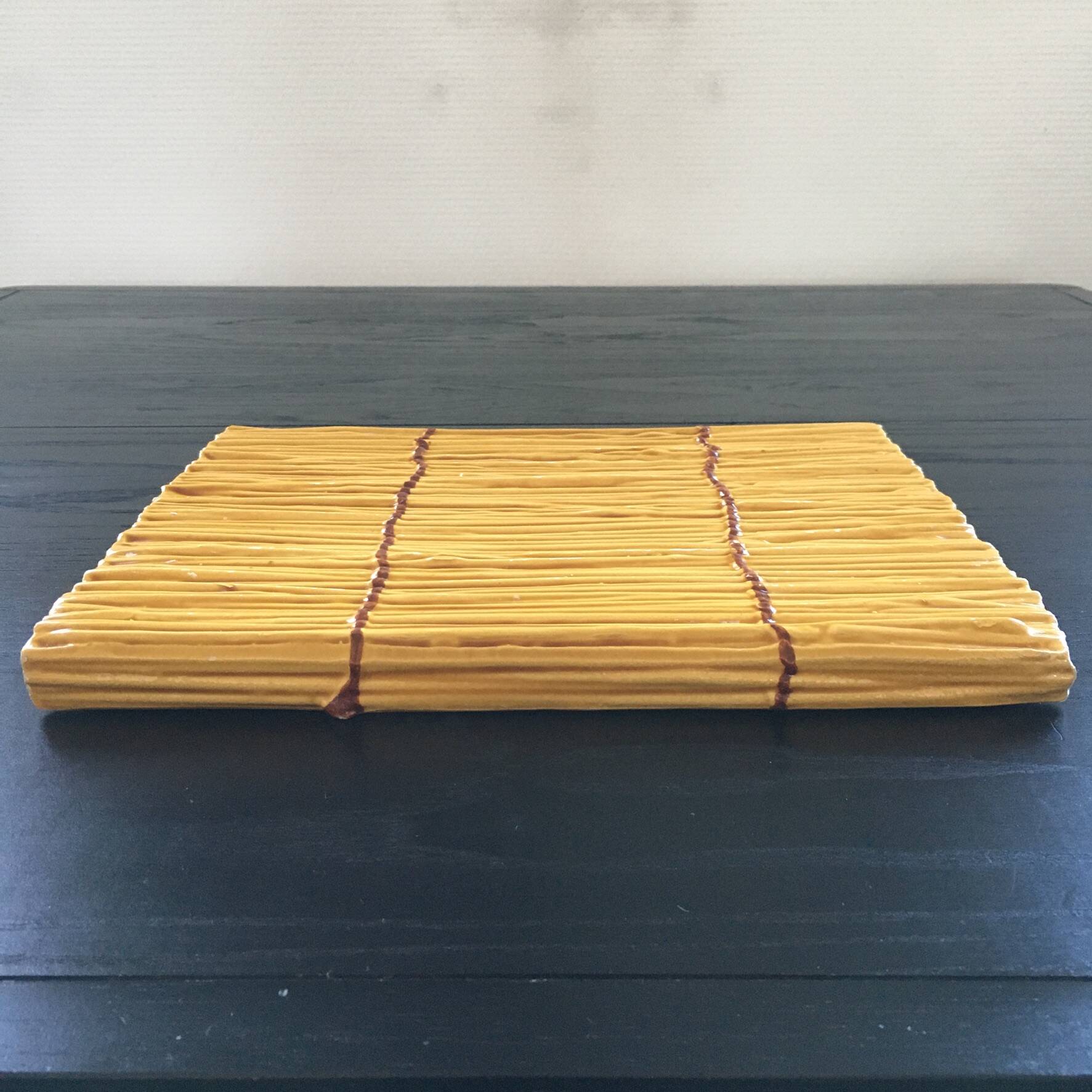Straw-style slip tray