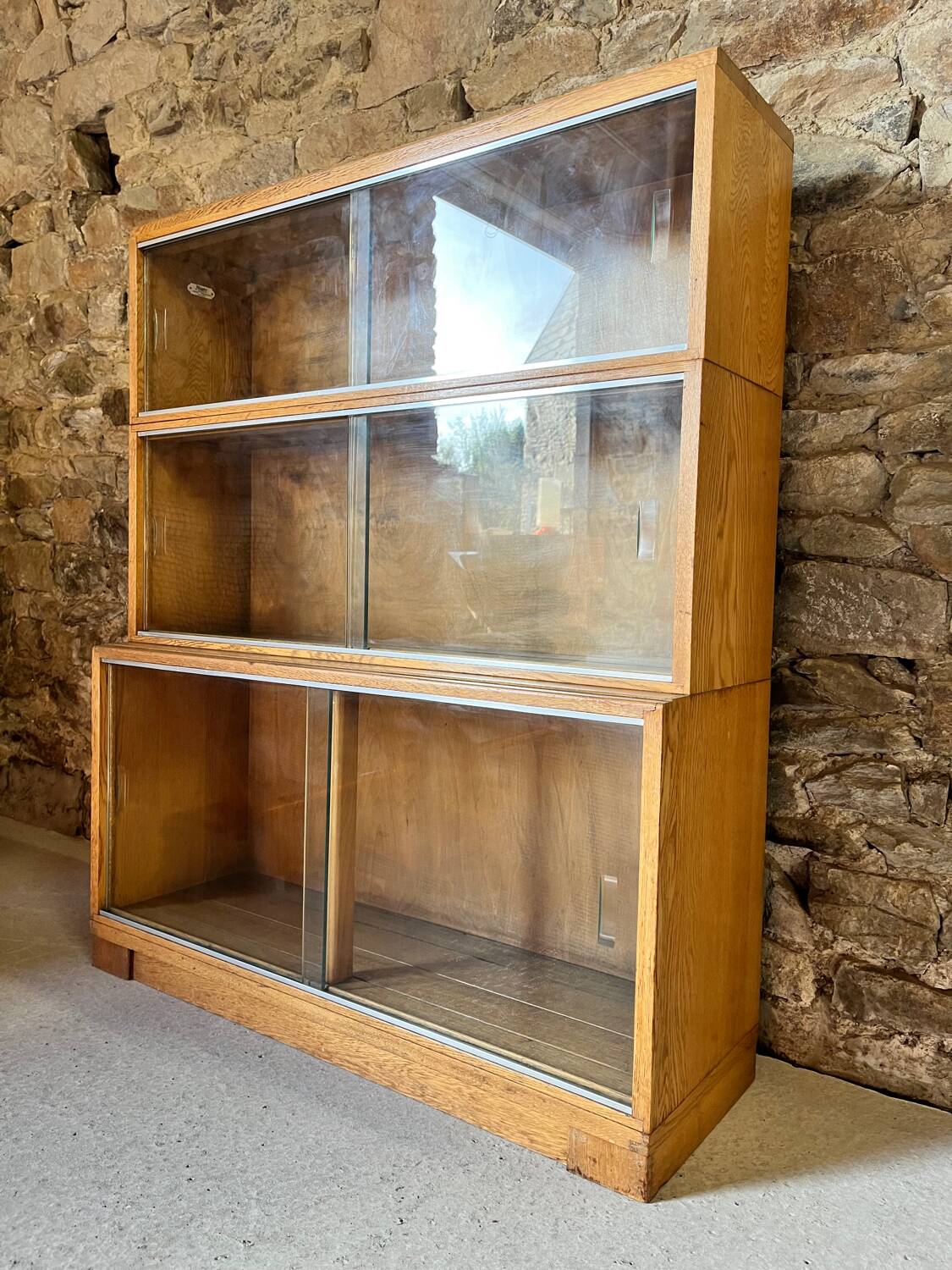 Bibliothèque vitrine en bois massif par Minty