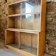 Bibliothèque vitrine en bois massif par Minty