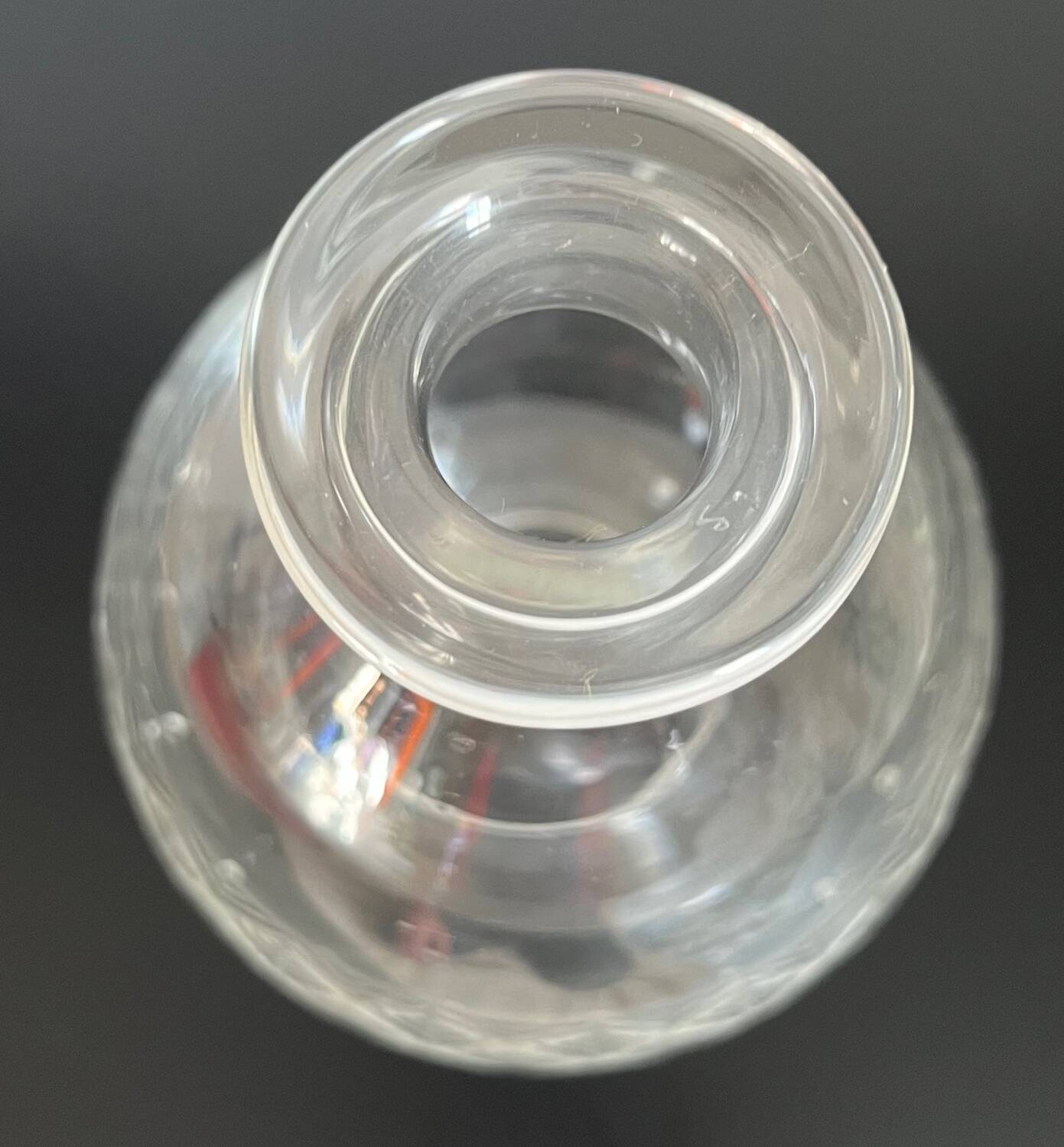 Carafe en verre ciselé