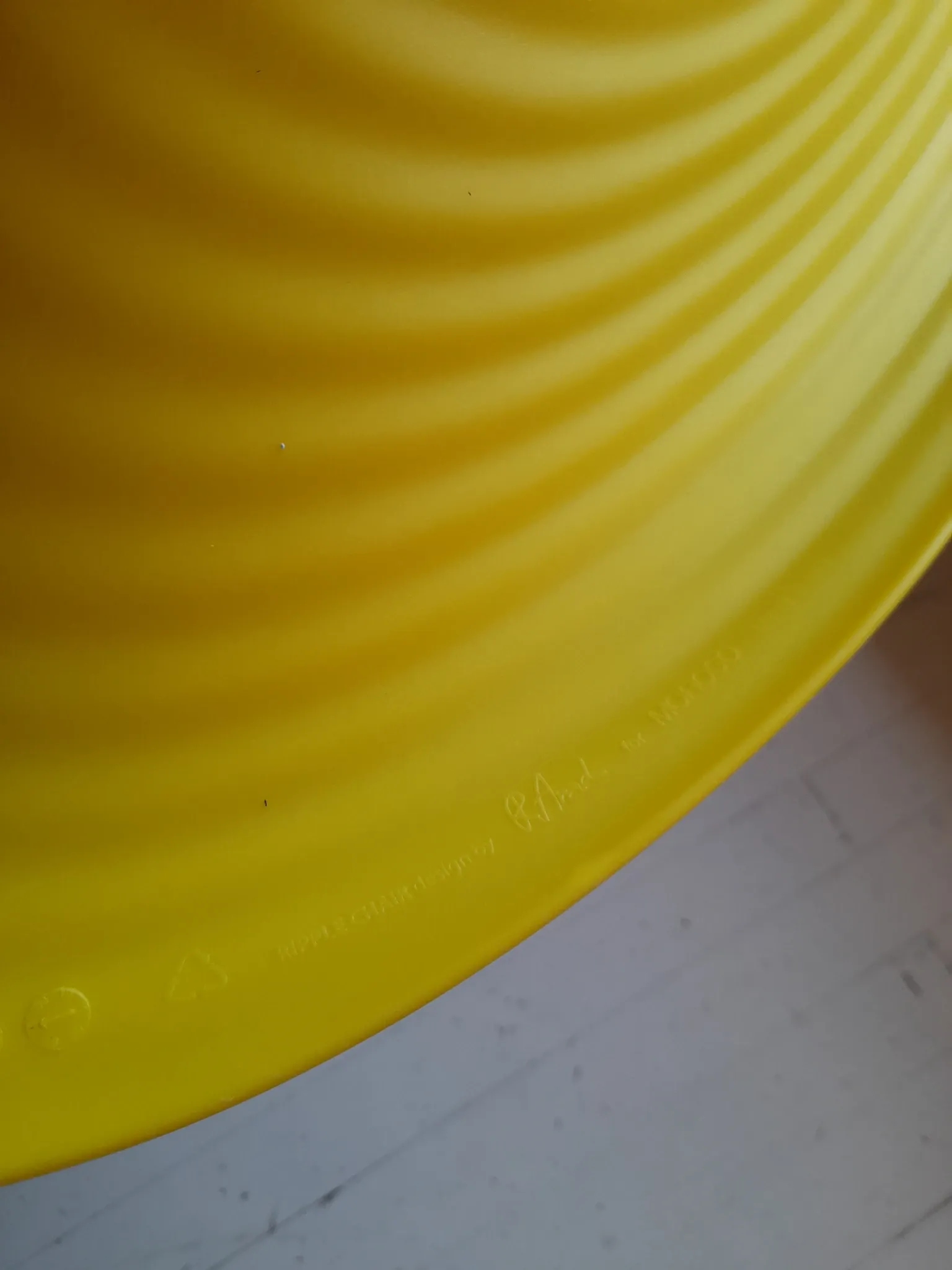 Ripple chair jaune design Ron Arad pour Moroso