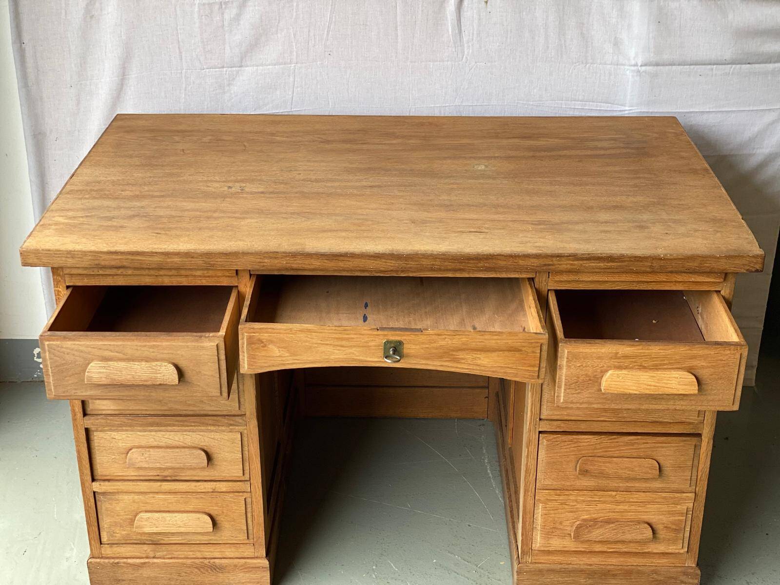 Bureau américain de maître d'école vintage des années 40 rénové