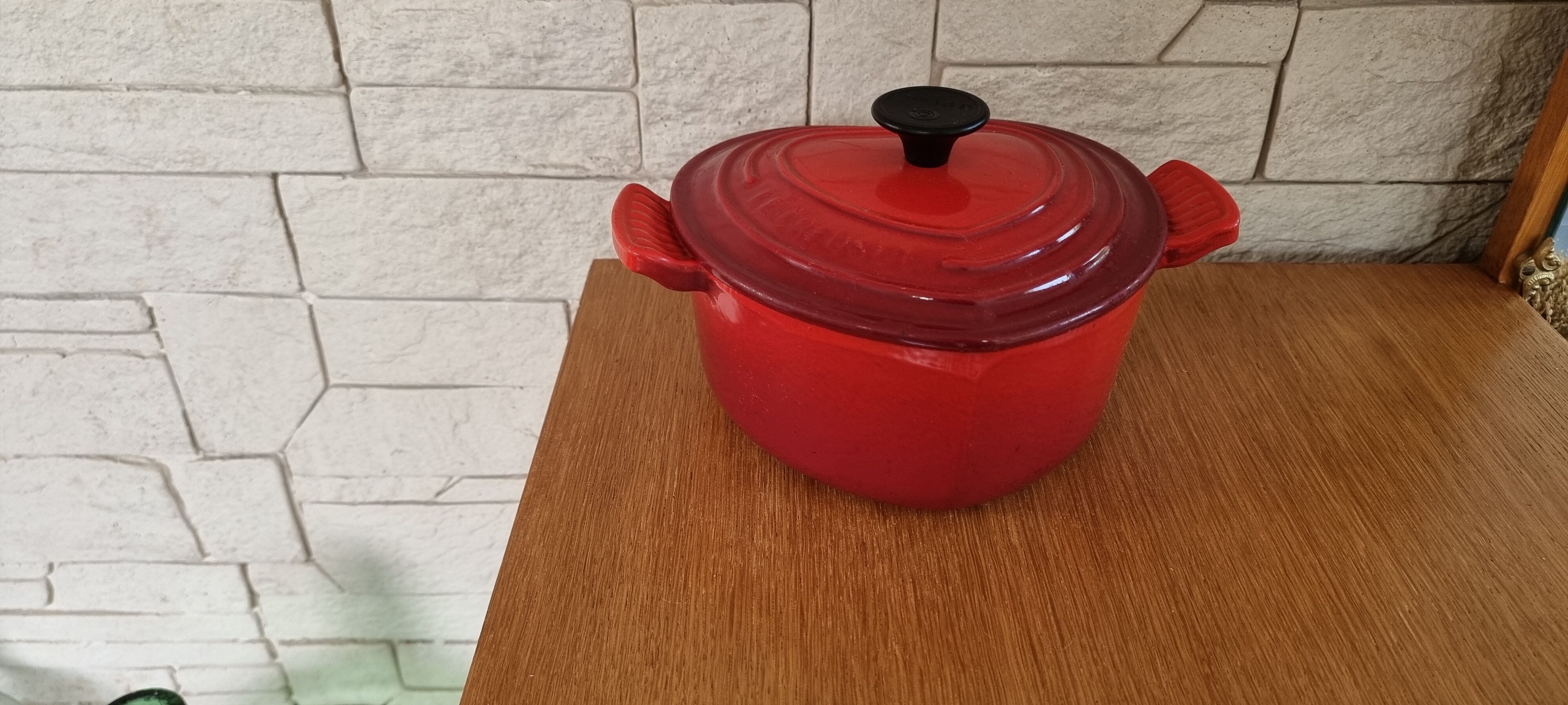 Cocotte Le Creuset . Heart cast iron cherry color.