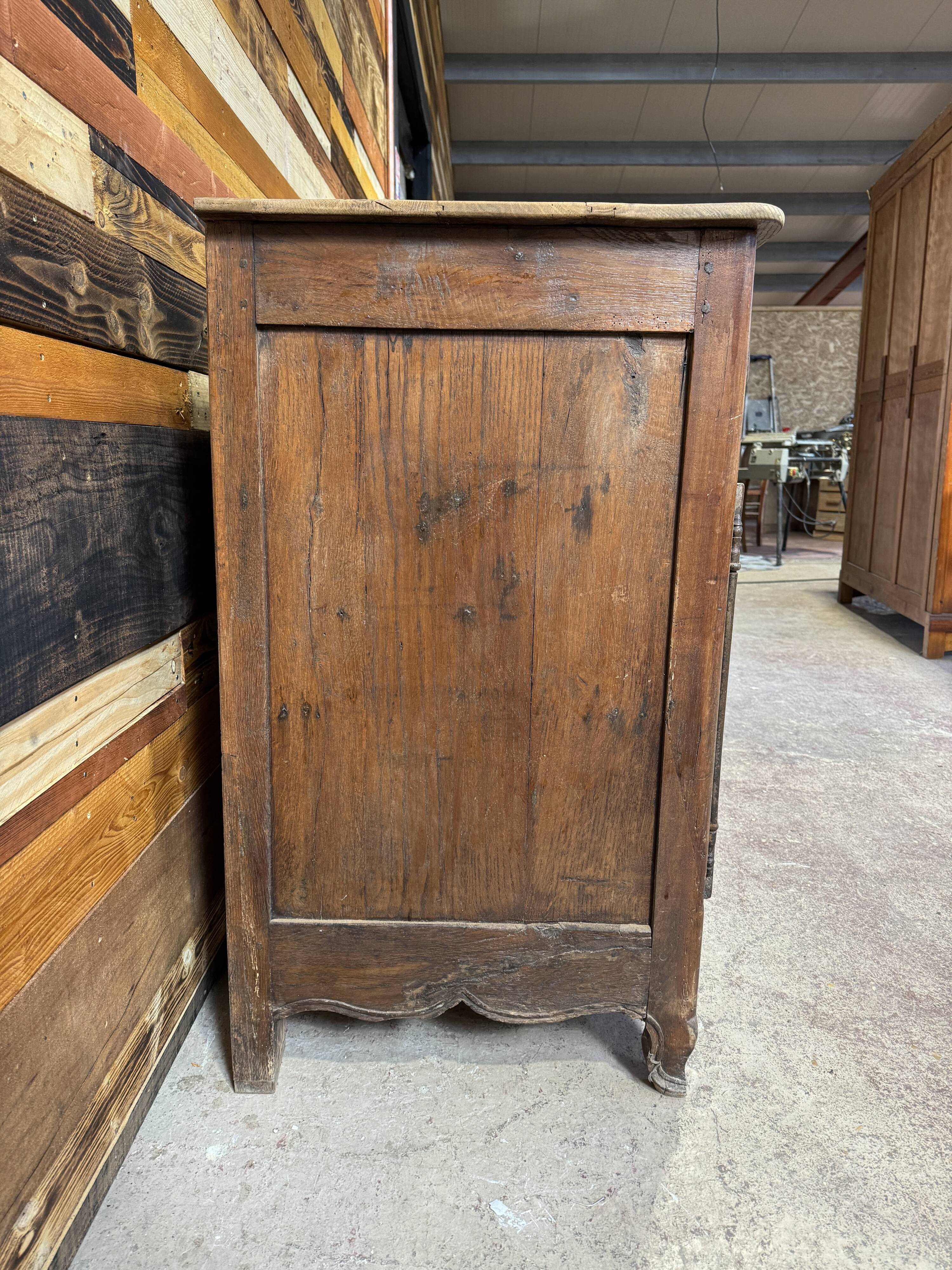 Buffet XVIIIe en châtaignier et chêne