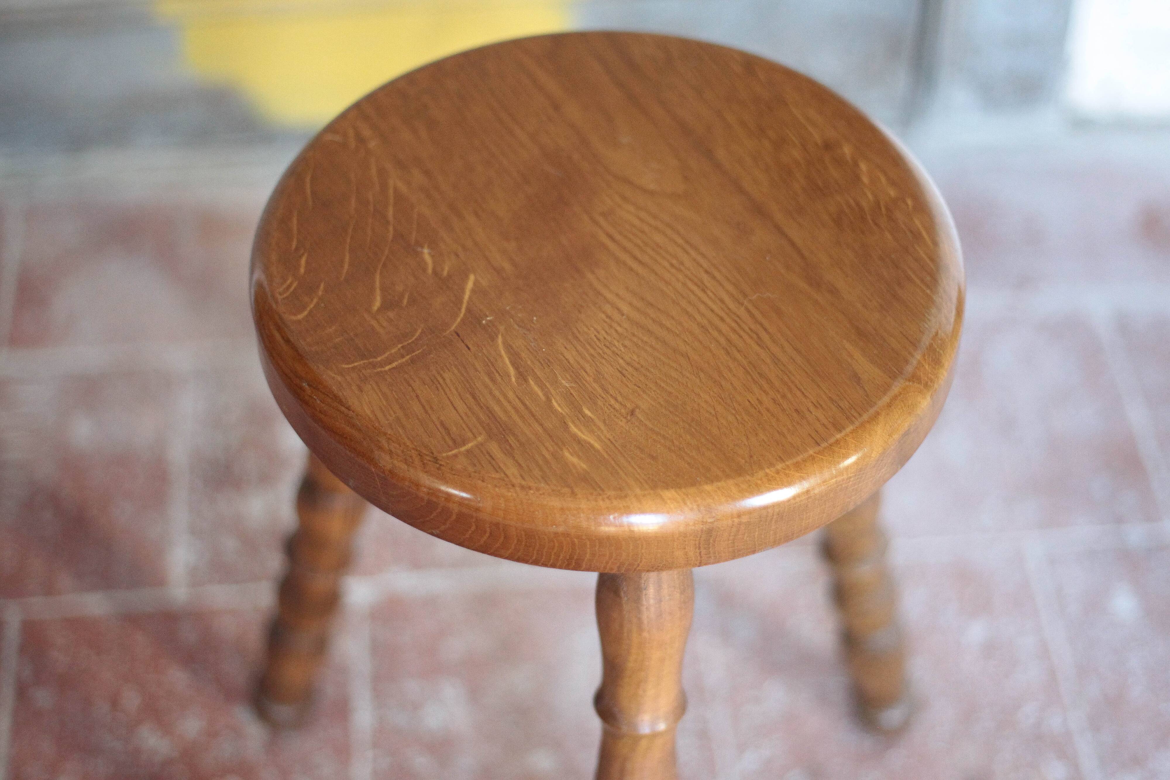 Tabouret tripode en bois