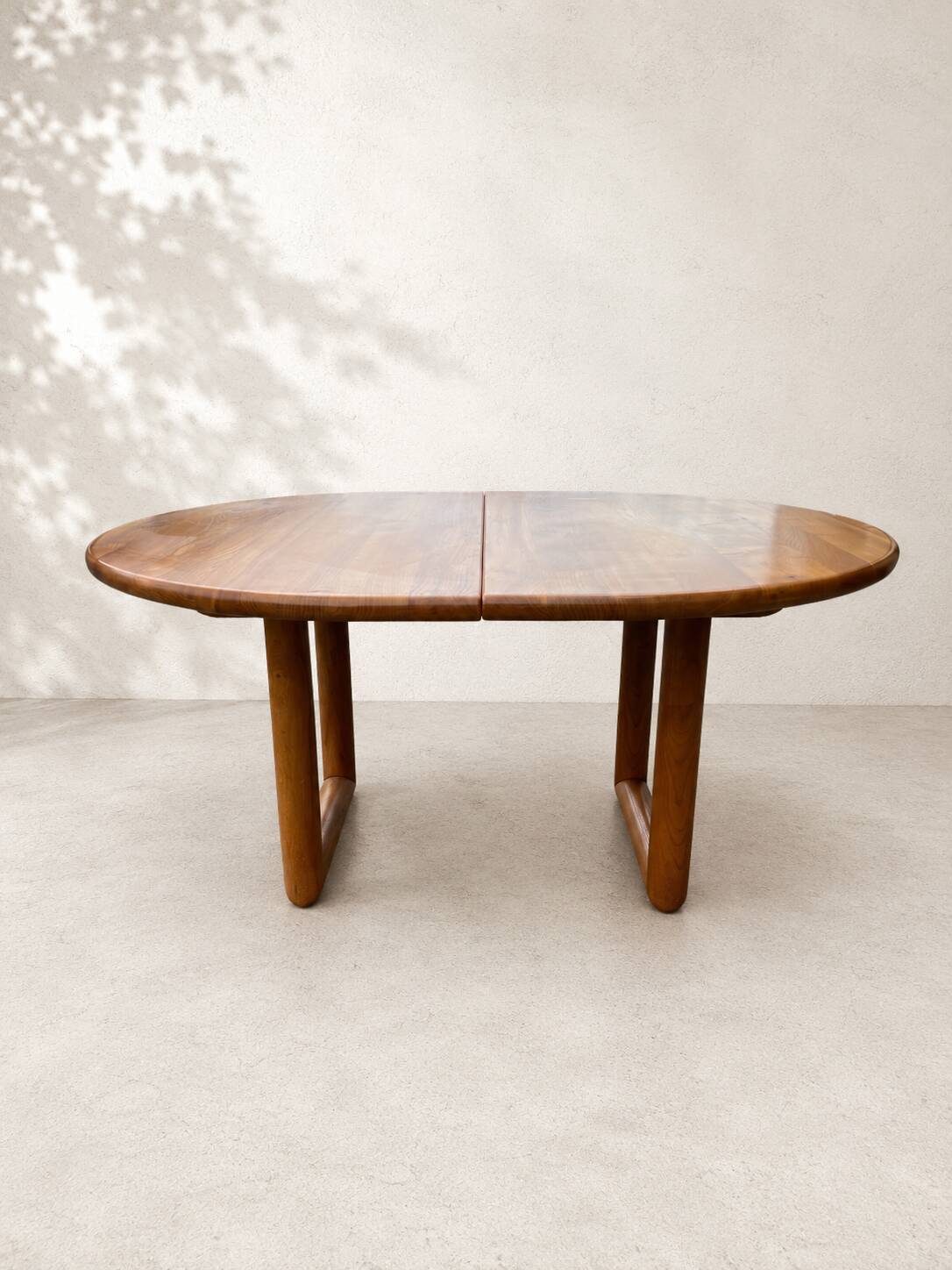 Grande table ovale extensible en orme massif – Travail français, années 197