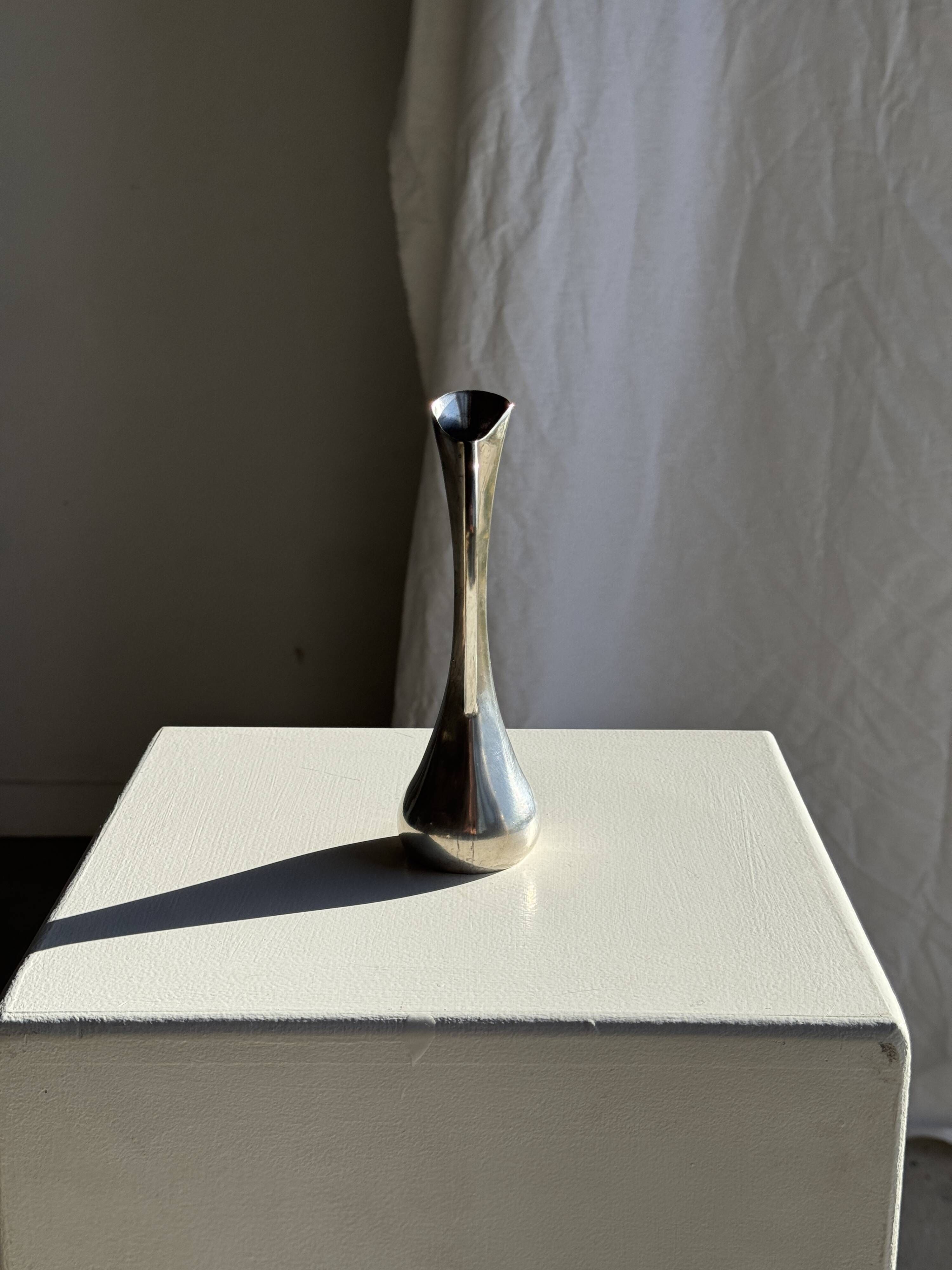 Vintage silver-plated soliflore vase in the shape of a ewer with a slender handle.