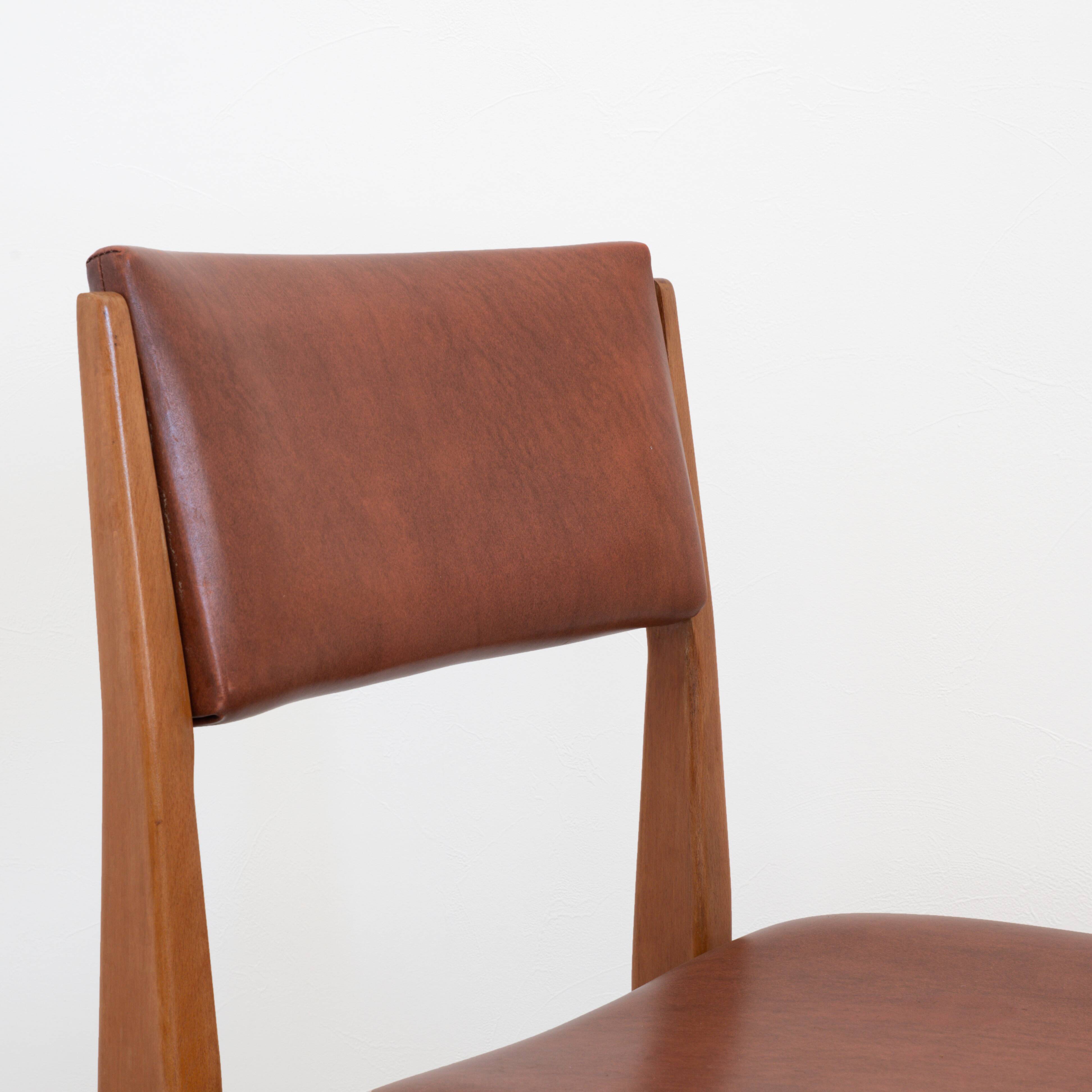Pair of chairs in wood and brown skaï