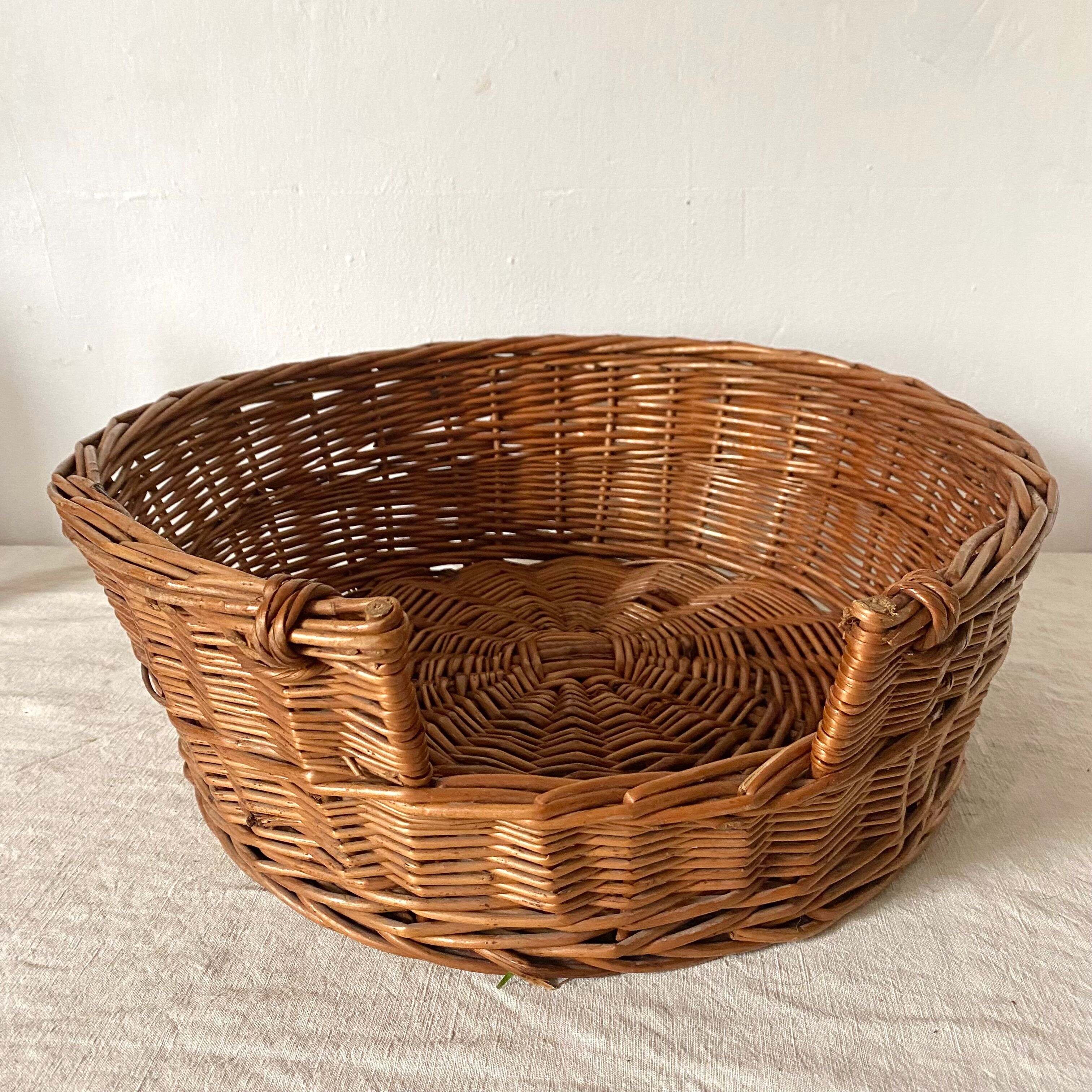 Woven wicker cat basket