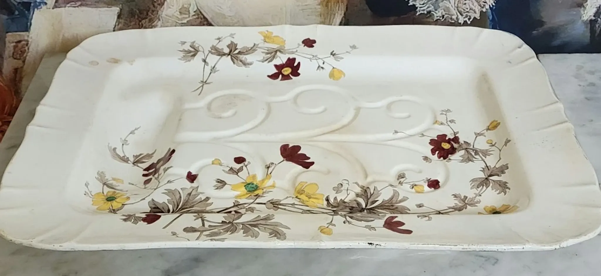 Very large rectangular dish with scalloped edges, made of fine glazed earthenware.