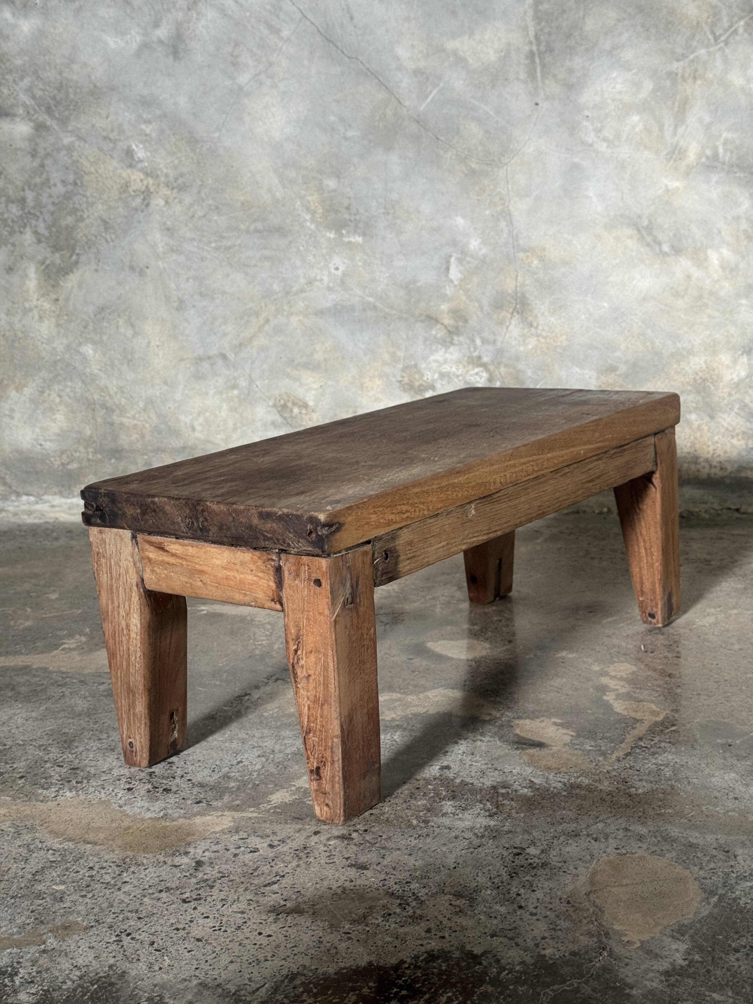Petit banc en teck ancien rectangulaire quadripode d'Indonésie H20 L45